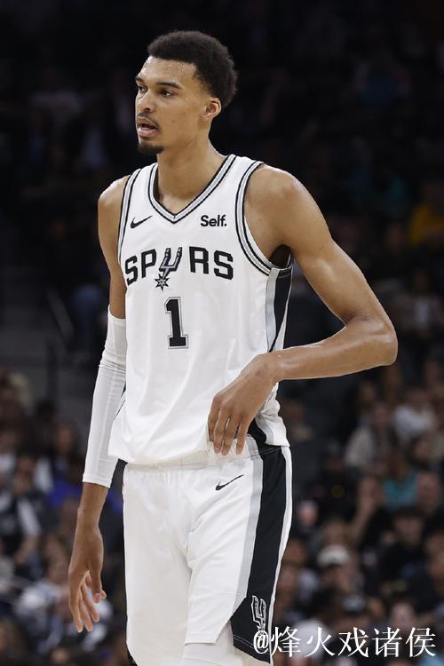 文班亚马谈雷霆:我们还有很长的路要走 文班亚马谈雷霆:我们还有很长的路要走